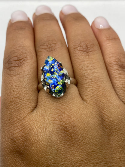 Anillo sobre dedo mostrando el profundo azul del lapislázuli y el sello .925
