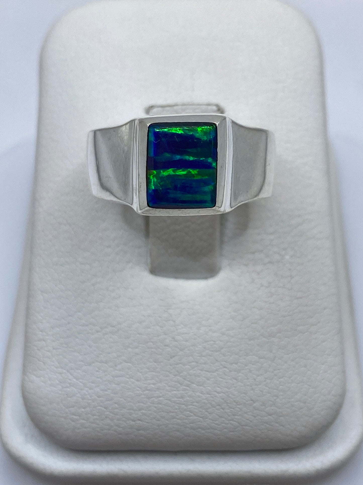 Anillo de plata robusto con ópalo de fuego azul en estuche blanco