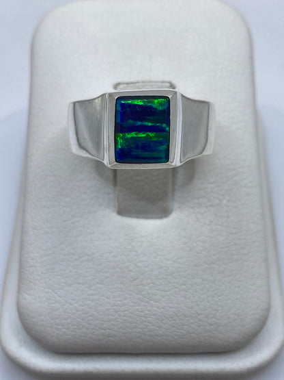 Anillo de plata robusto con ópalo de fuego azul en estuche blanco