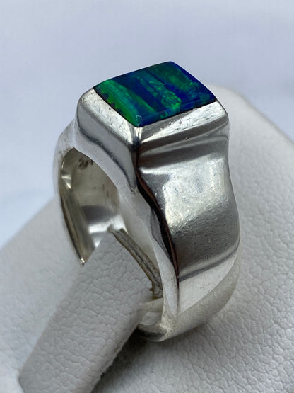 Anillo en la mano de hombre mostrando presencia y peso real