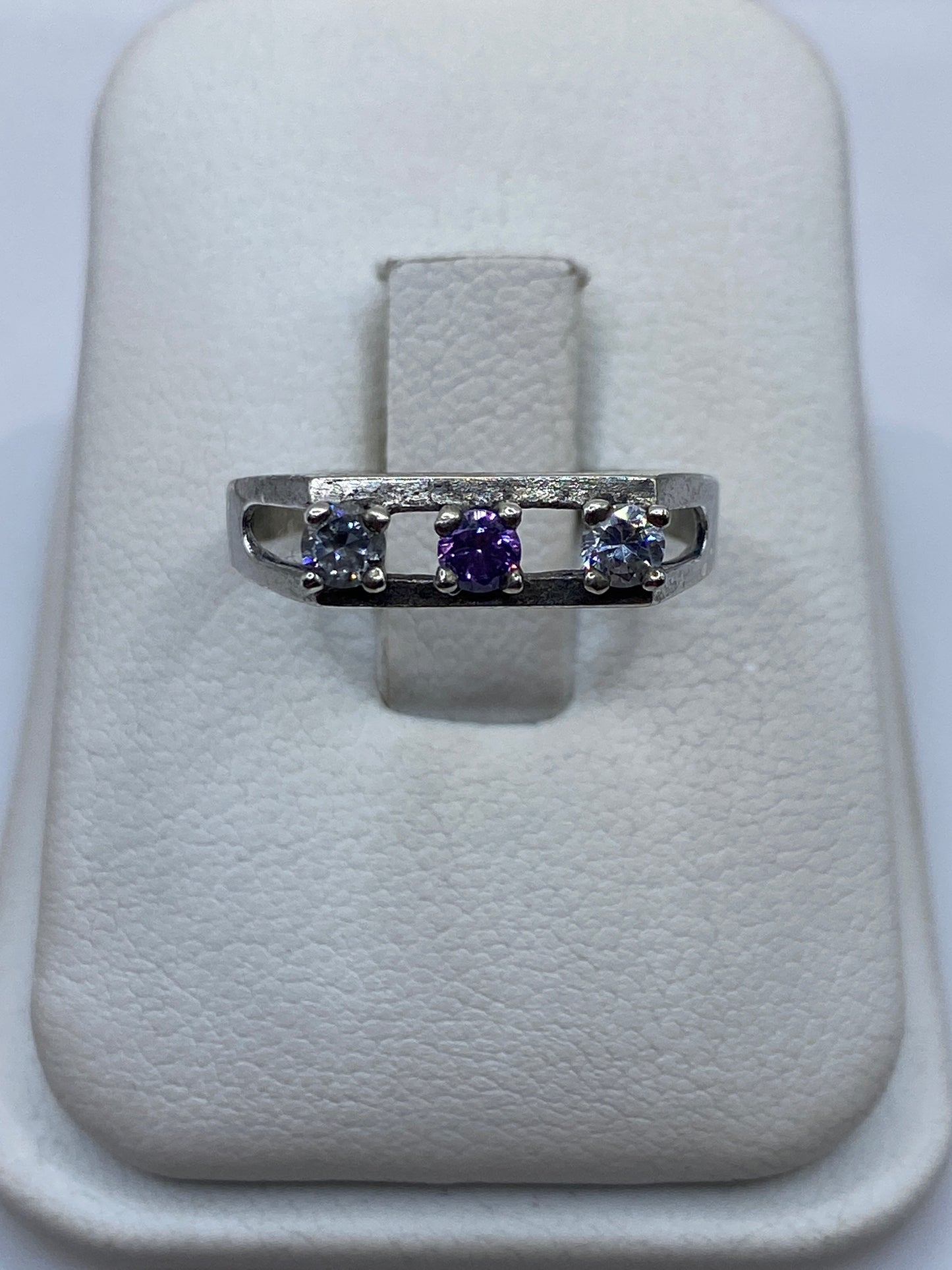 Anillo de plata solitario con circonia blanca brillante en dedo de mujer