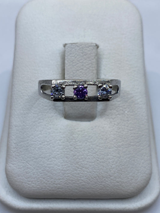 Anillo de plata solitario con circonia blanca brillante en dedo de mujer