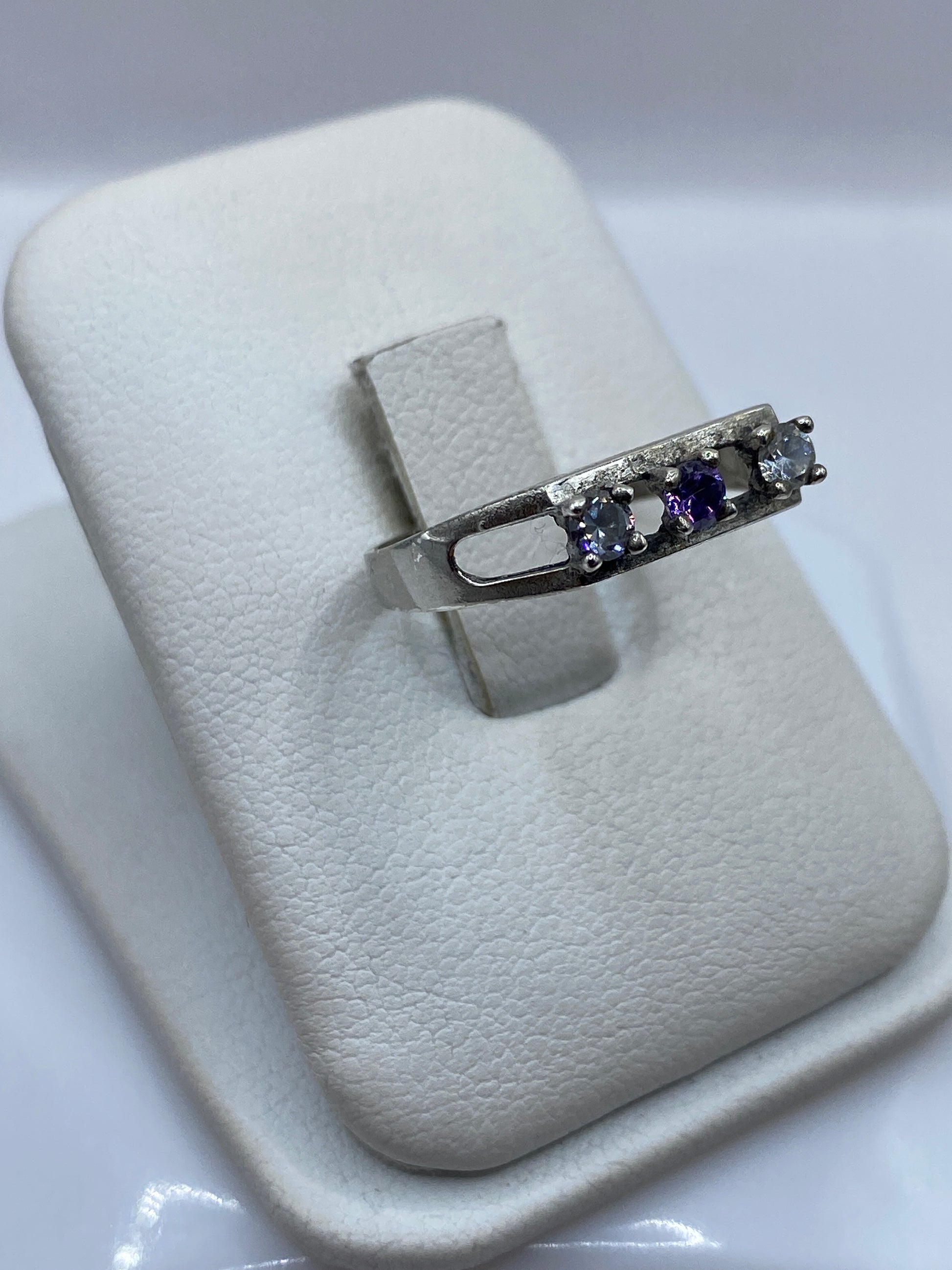 Vista frontal del anillo solitario de plata .925 con circonia blanca