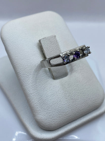 Vista frontal del anillo solitario de plata .925 con circonia blanca