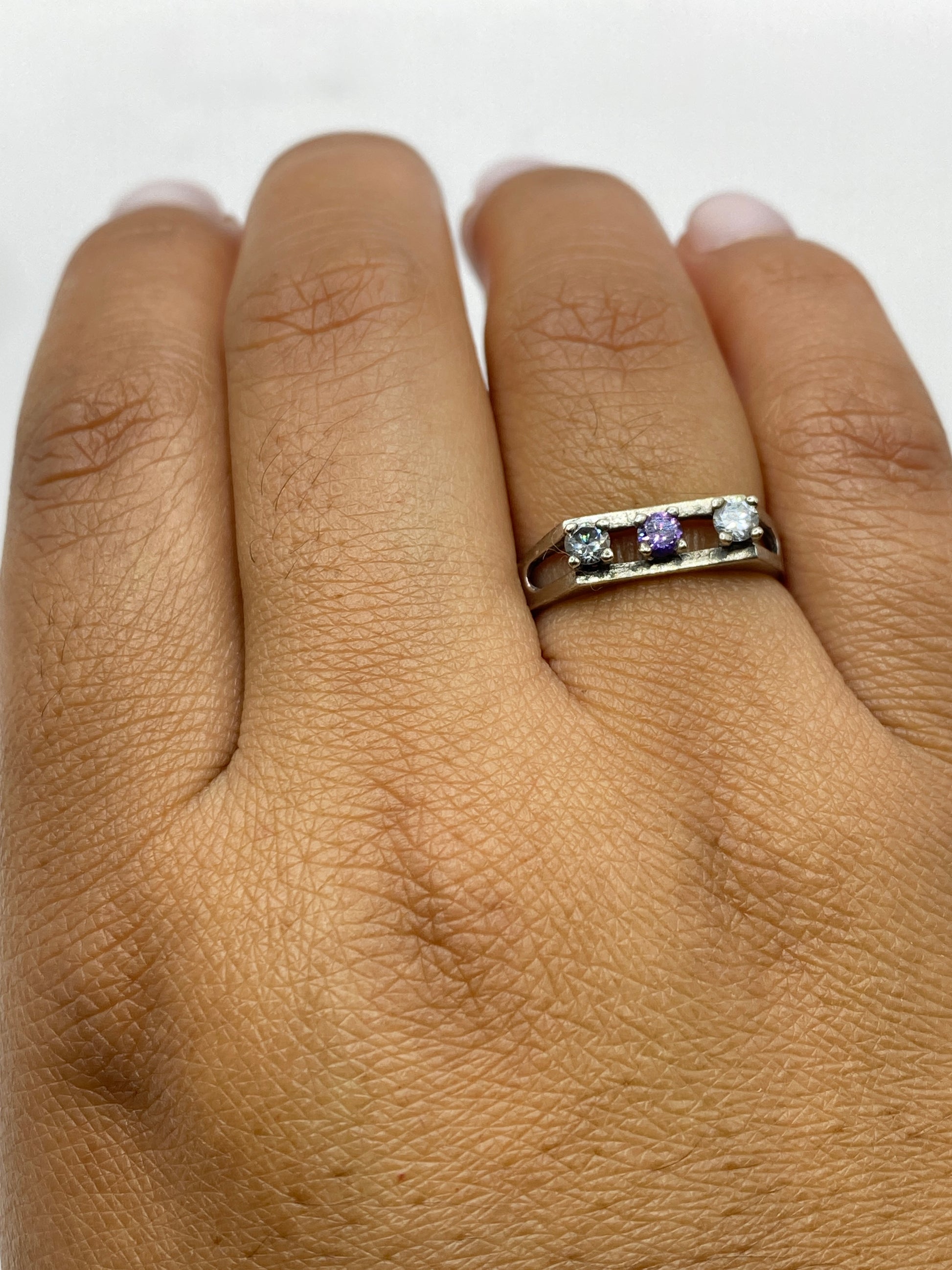 Anillo solitario sobre fondo blanco mostrando sello .925 MEXICO