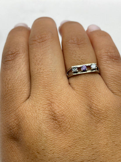 Anillo solitario sobre fondo blanco mostrando sello .925 MEXICO
