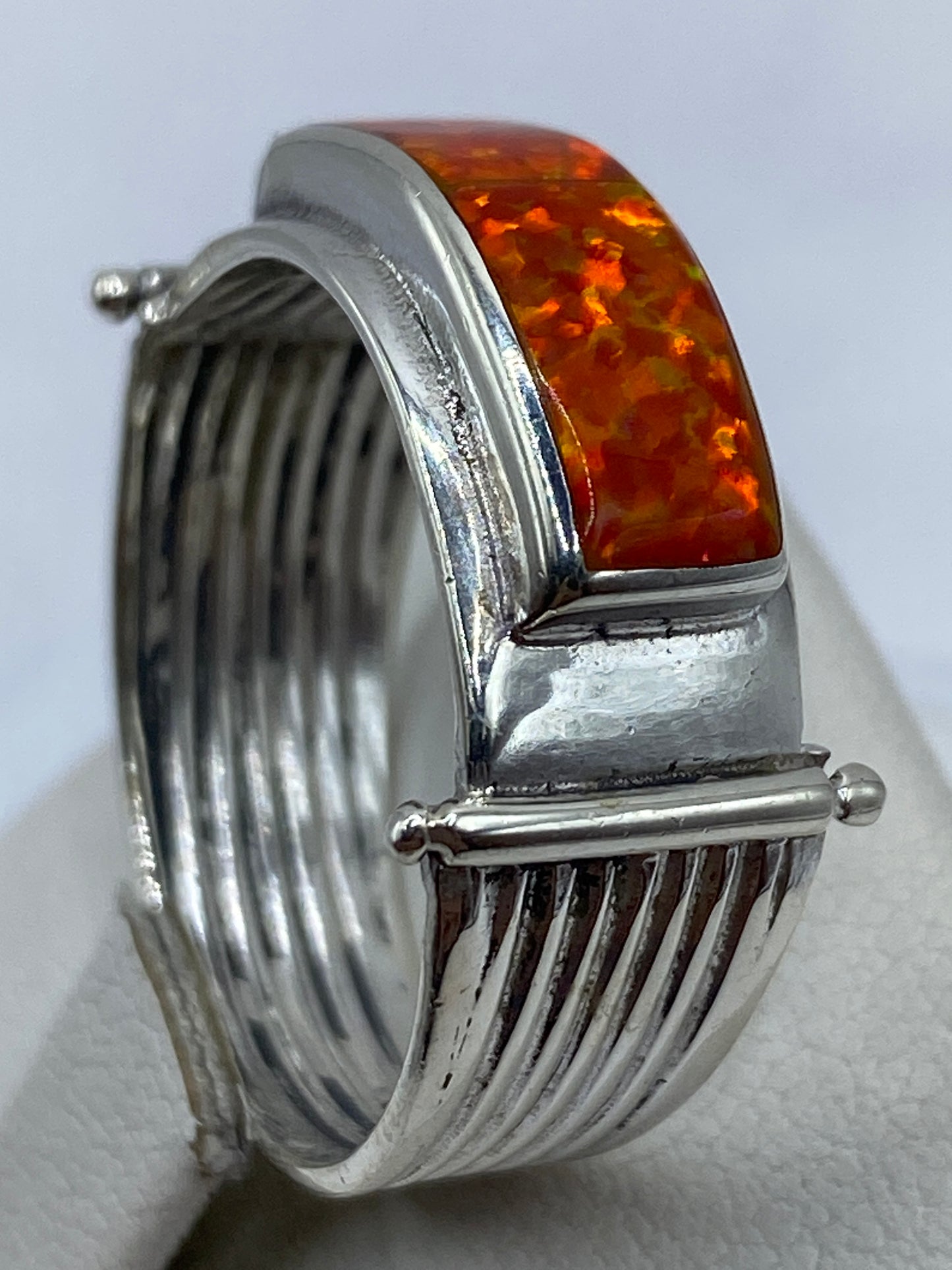 Detalle de la banda martillada en plata .950 y el engaste del ópalo