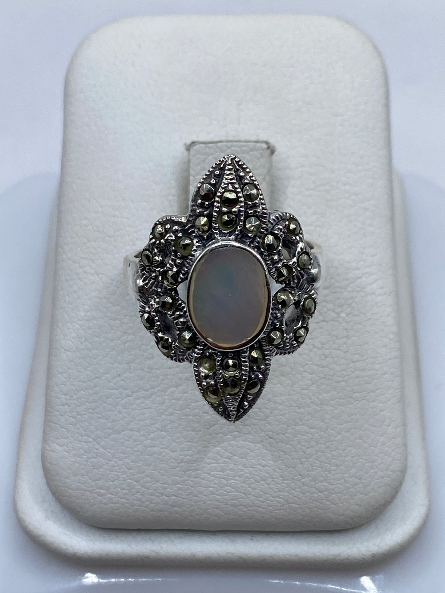 Anillo de plata vintage con perla natural engastada en marco ornamental filigranado