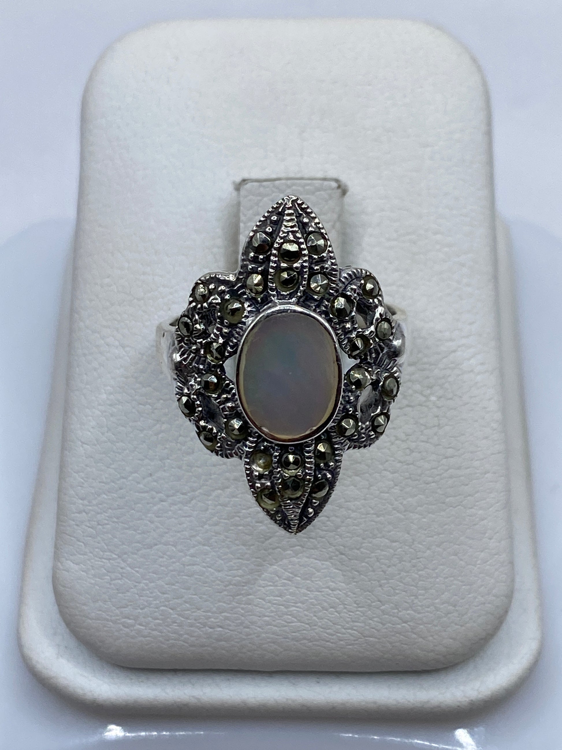 Anillo de plata vintage con perla natural engastada en marco ornamental filigranado