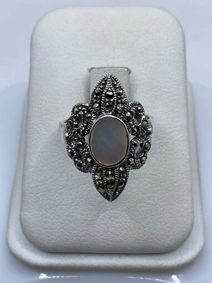 Anillo de plata vintage con perla natural engastada en marco ornamental filigranado