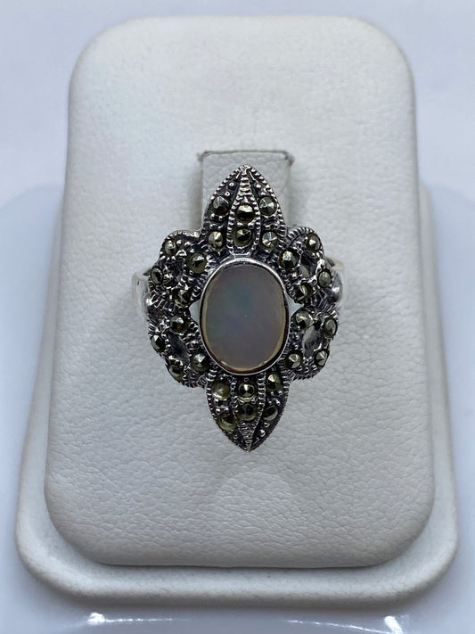 Anillo de plata vintage con perla natural engastada en marco ornamental filigranado