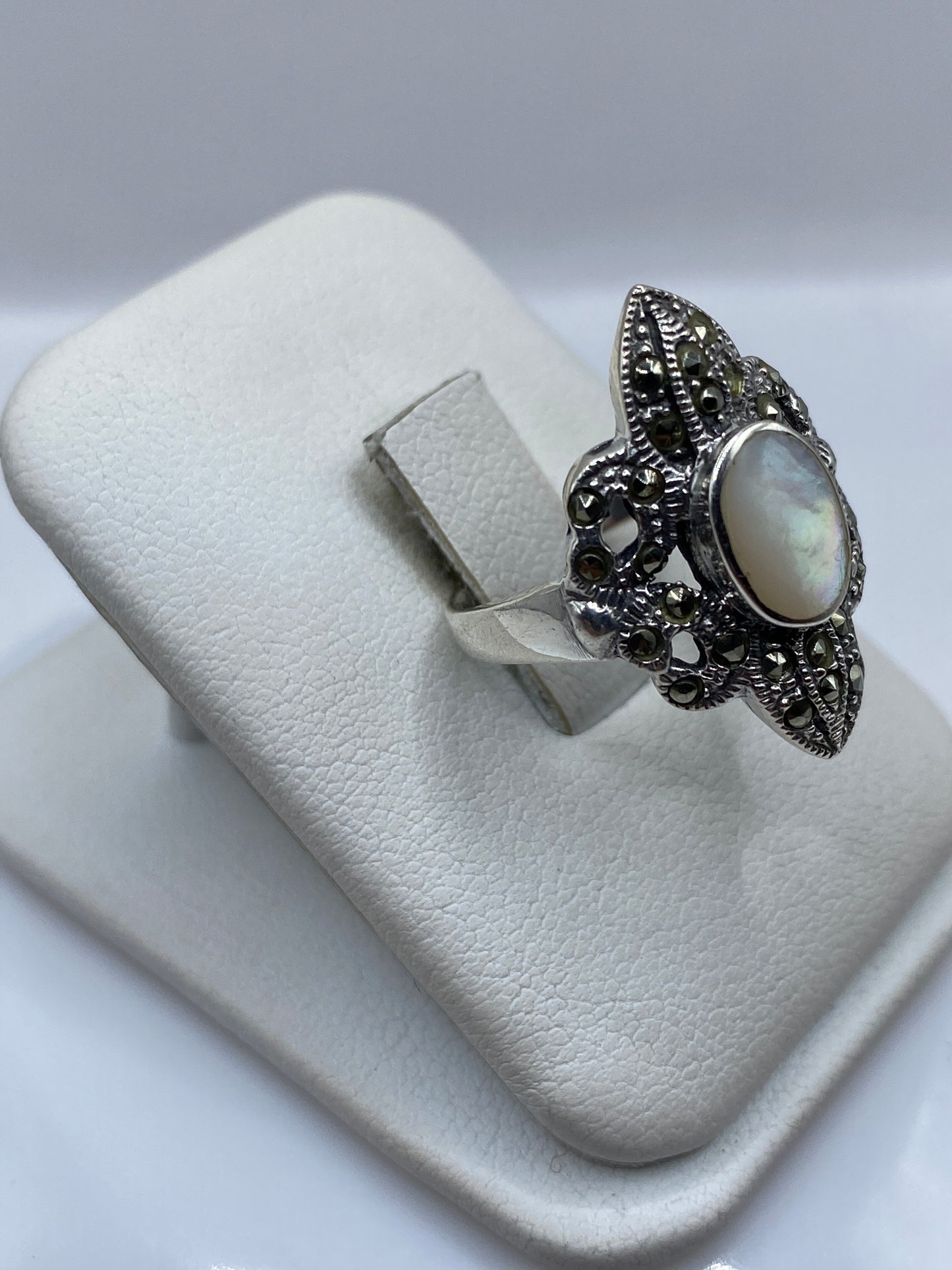 Vista lateral del anillo de plata .925 con perla lechosa en Taxco