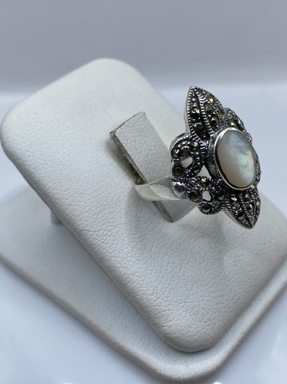 Vista lateral del anillo de plata .925 con perla lechosa en Taxco