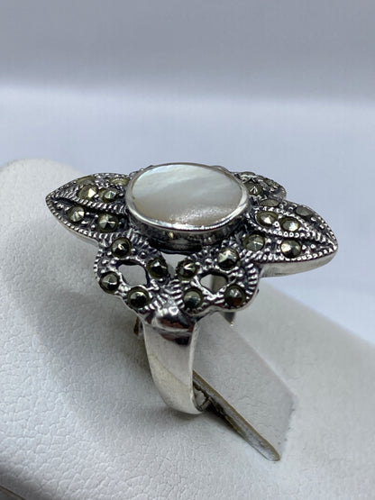 Detalle del engaste de perla natural en marco de filigrana artesanal de plata