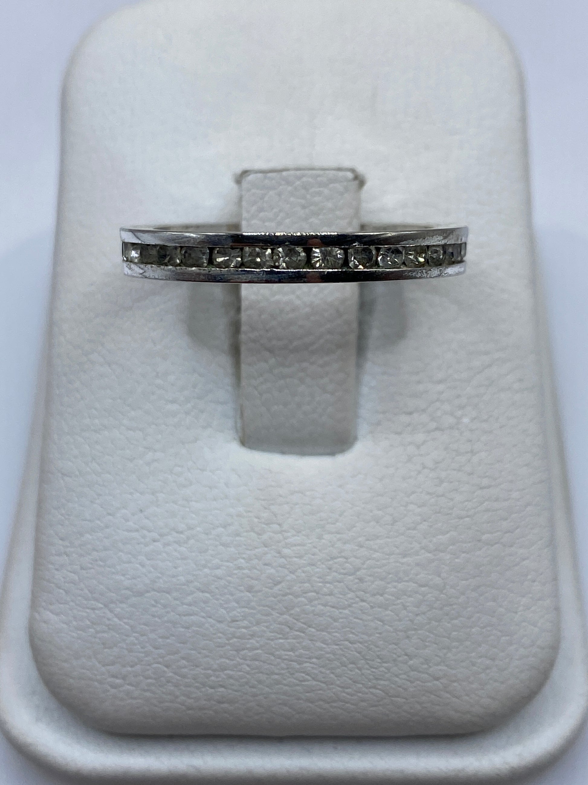 Anillo de plata con banda de circonia blanca visto de frente en estuche