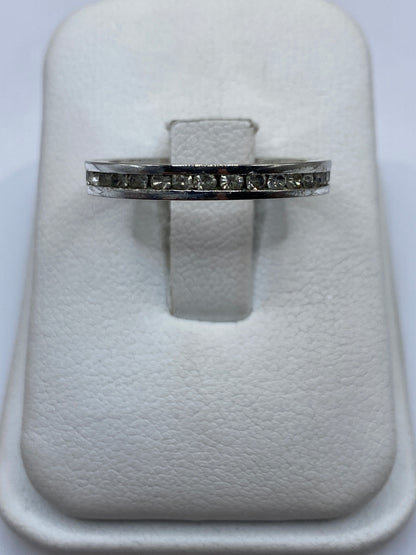 Anillo de plata con banda de circonia blanca visto de frente en estuche