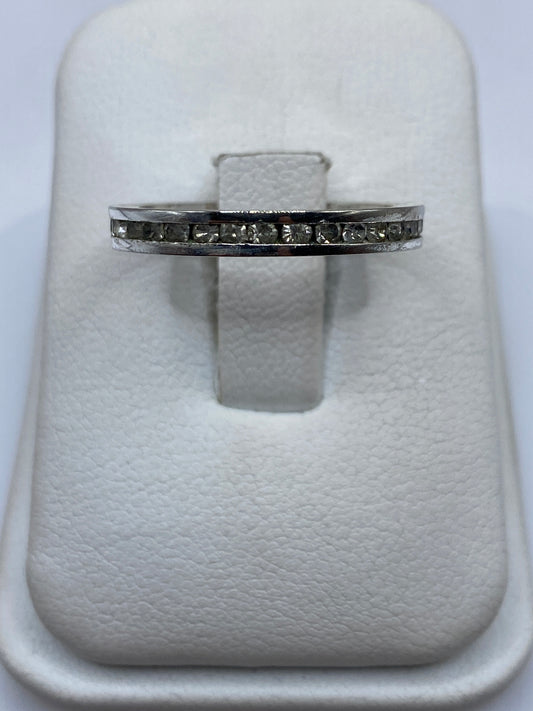 Anillo de plata con banda de circonia blanca visto de frente en estuche
