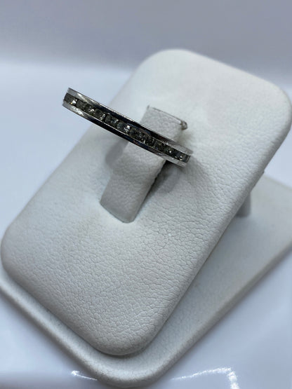Anillo de banda circonia blanca portado en dedo, detalle del engaste
