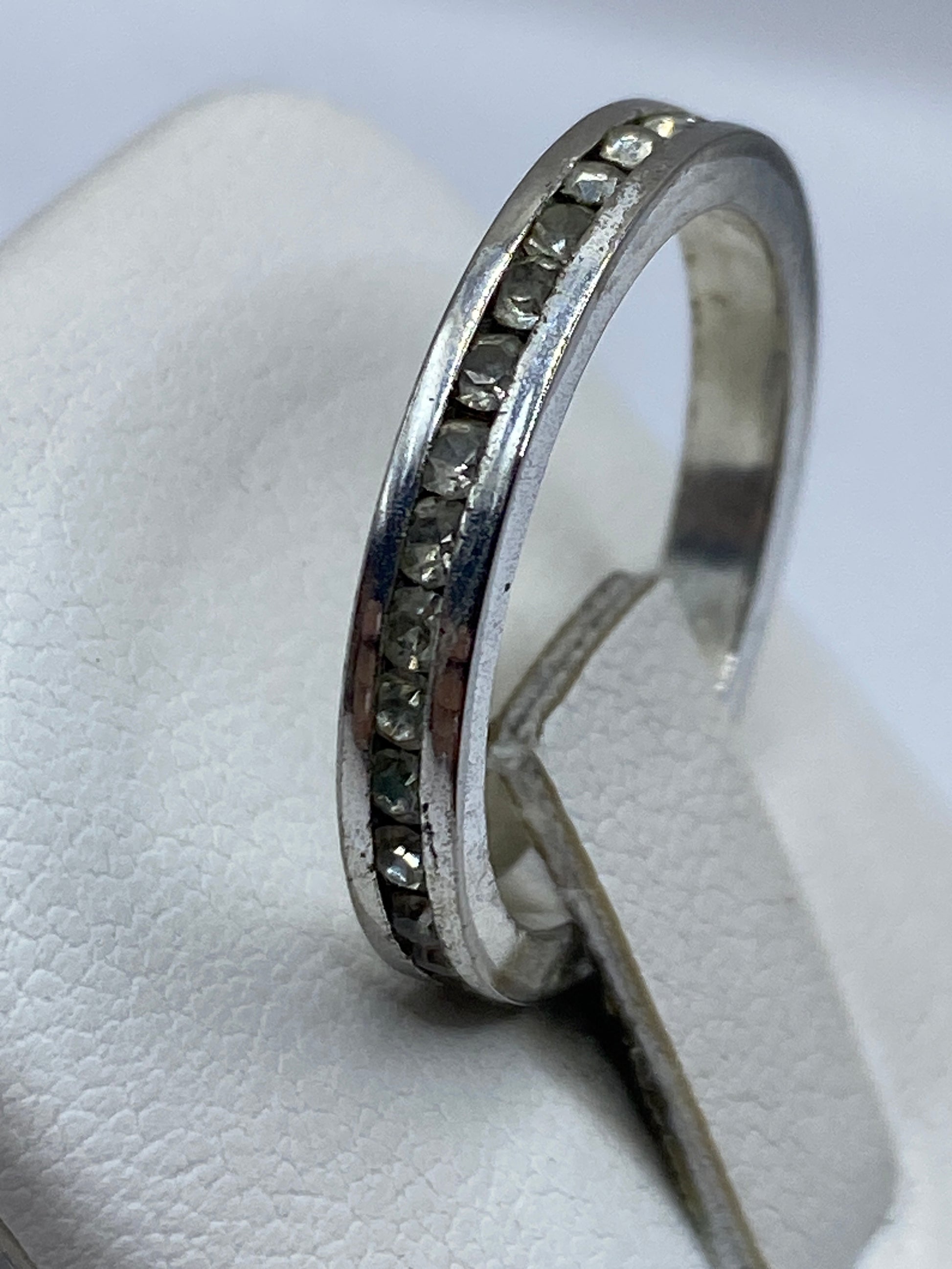 Vista lateral del anillo minimalista de plata .925 con circonia