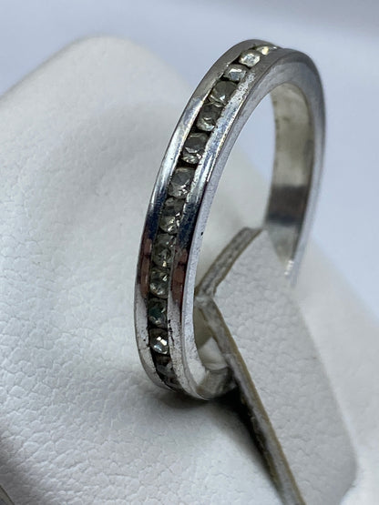 Vista lateral del anillo minimalista de plata .925 con circonia