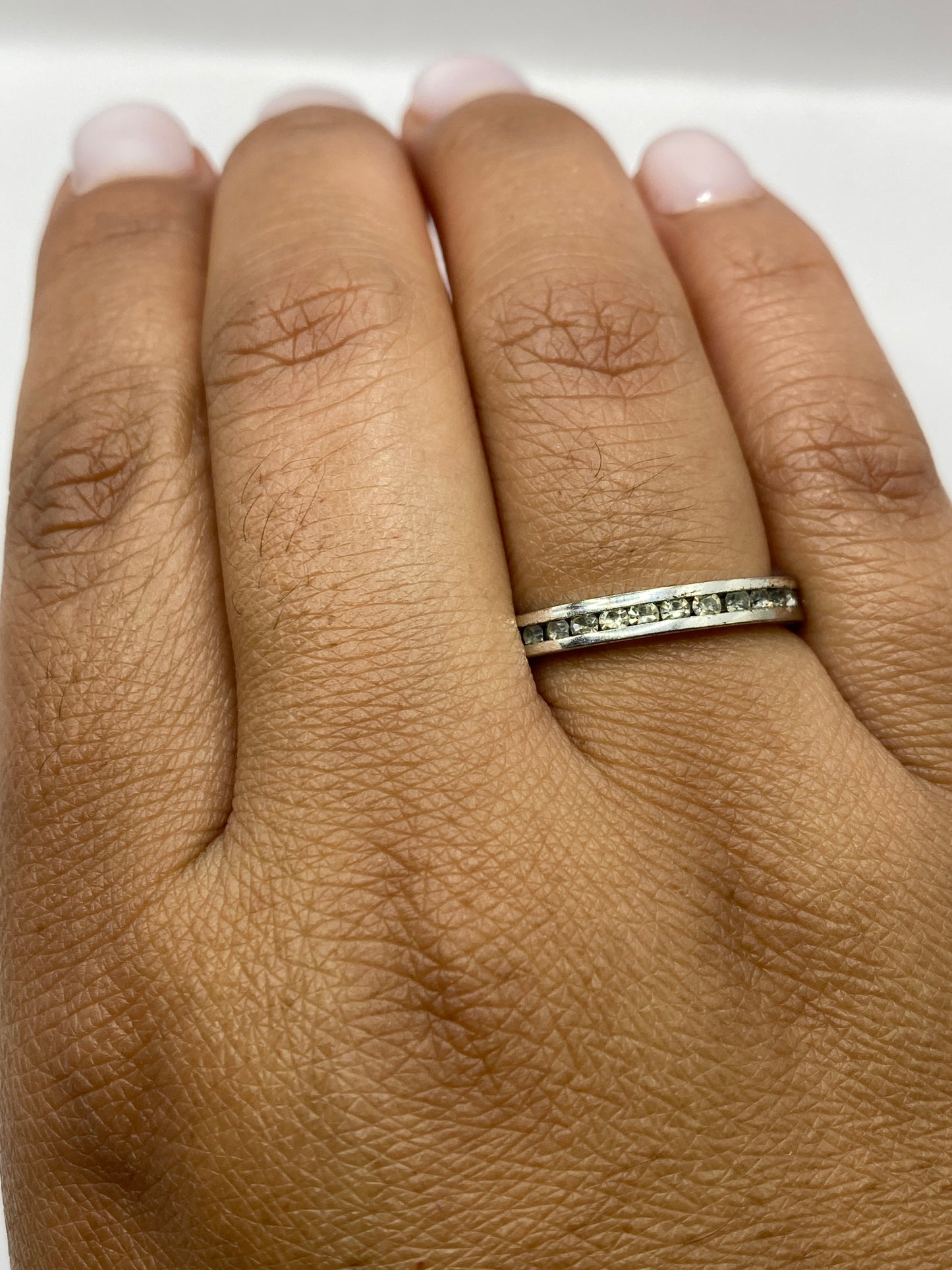 Anillo de plata banda blanca en bascula mostrando peso de 2.7 gramos