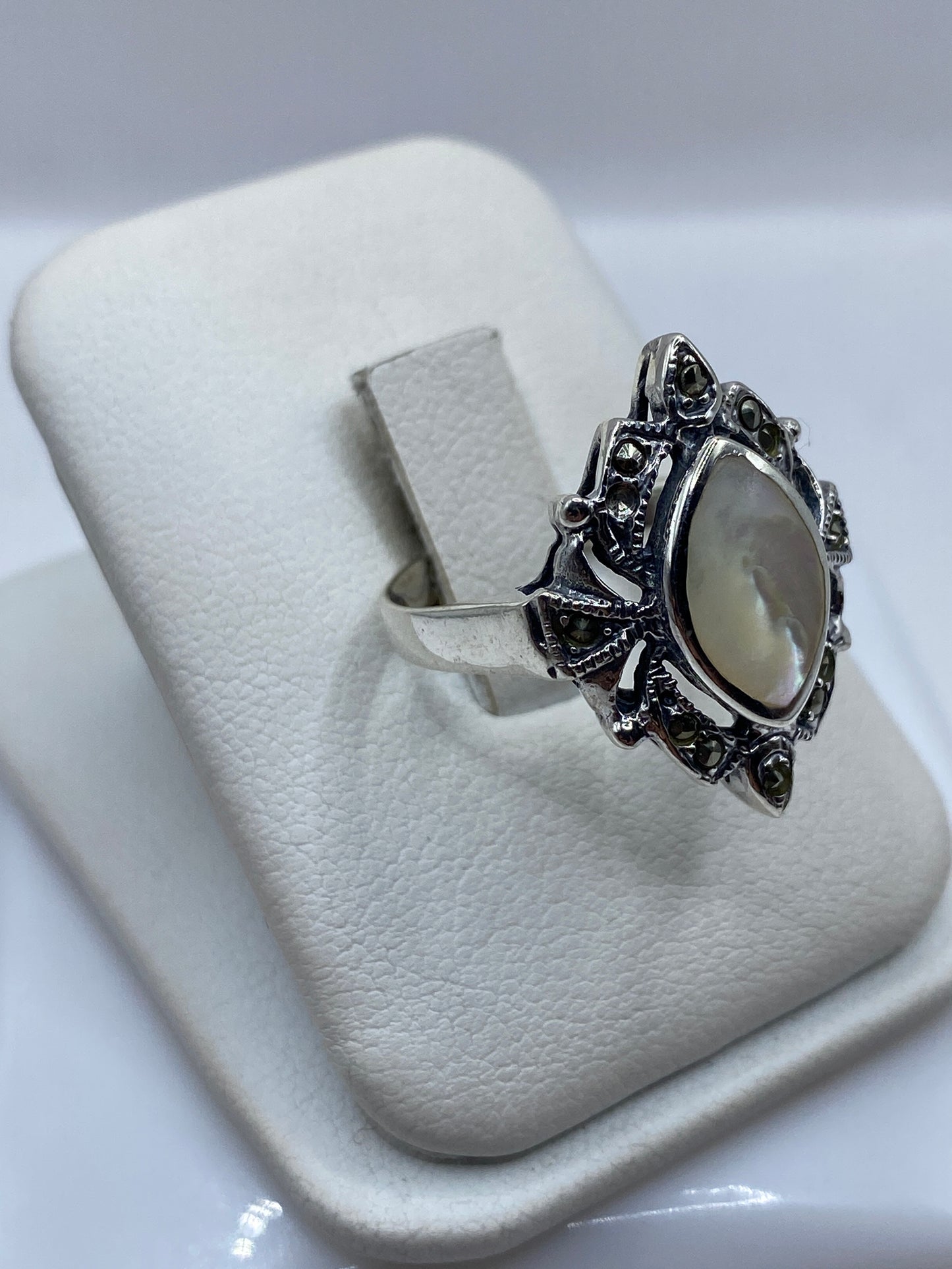 Vista frontal del anillo vintage con filigrana artesanal y piedra cálida engastada