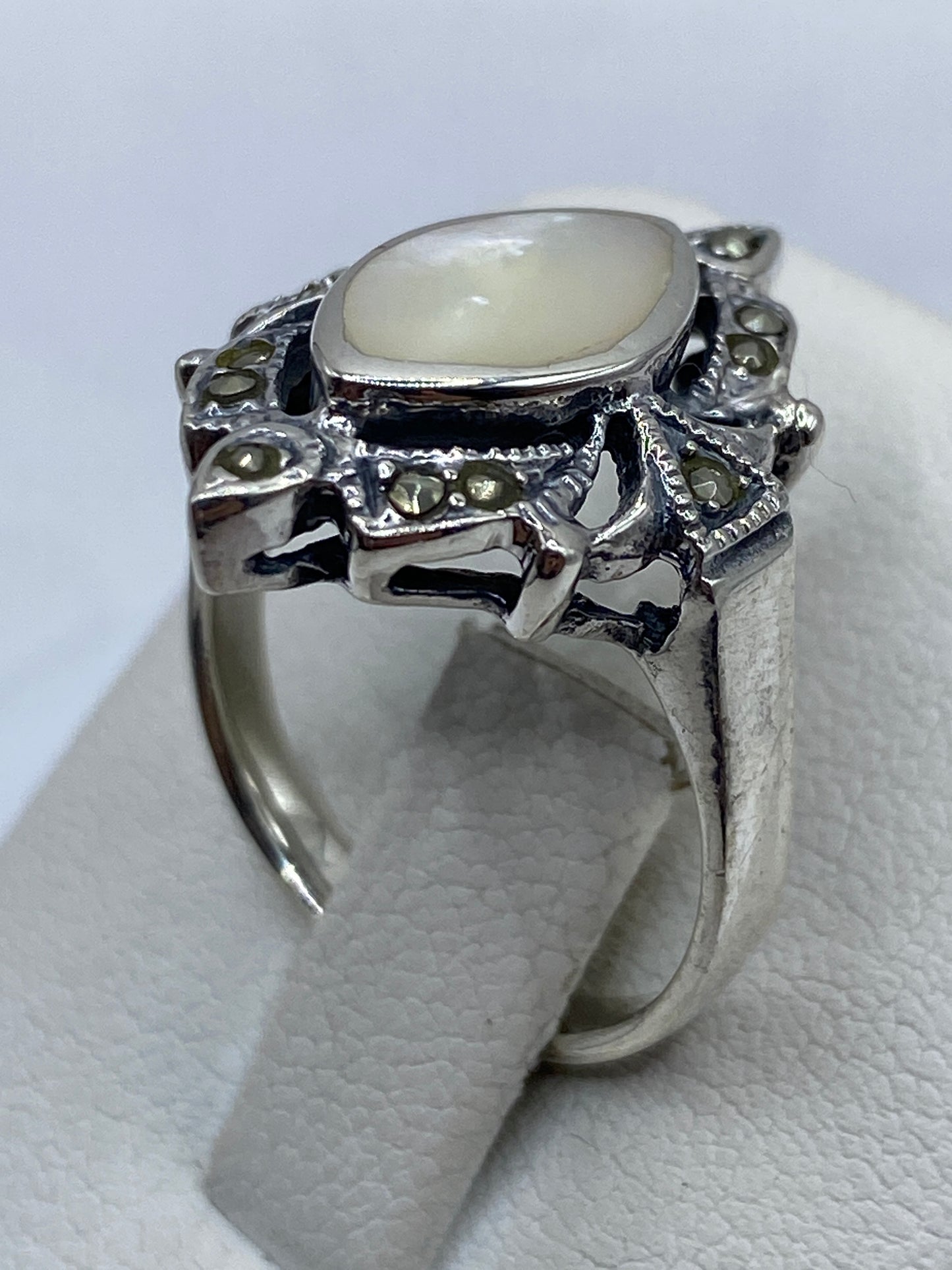 Lateral del anillo de plata .925 mostrando el sello hallmark y grosor de la banda