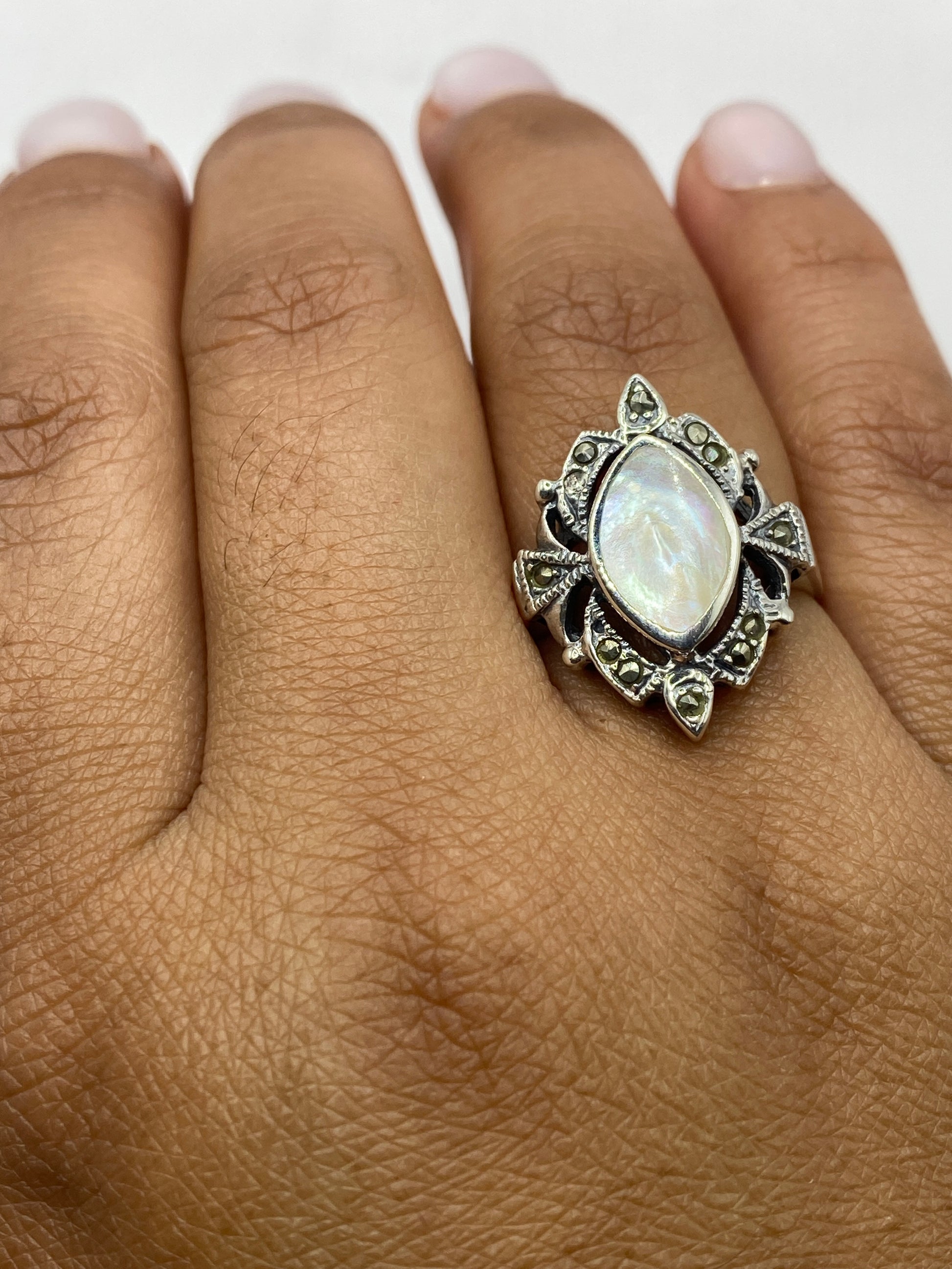 Detalle de la piedra natural en el anillo vintage sobre superficie gris
