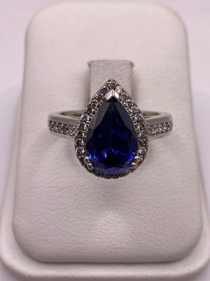 Anillo de plata .925 con circonia azul forma gota, vista frontal en maniquí