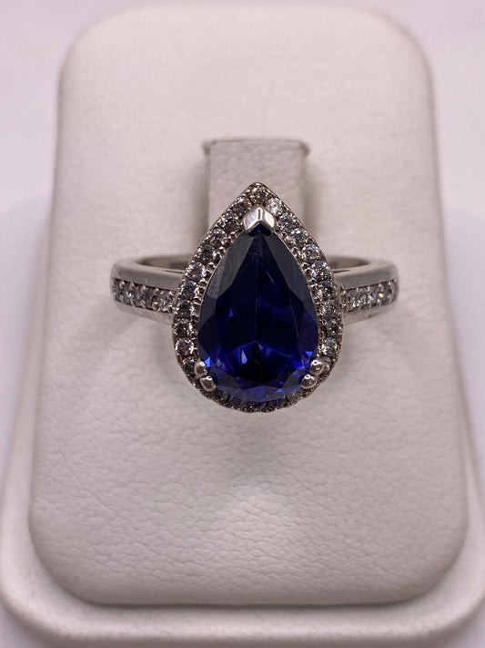 Anillo de plata .925 con circonia azul forma gota, vista frontal en maniquí