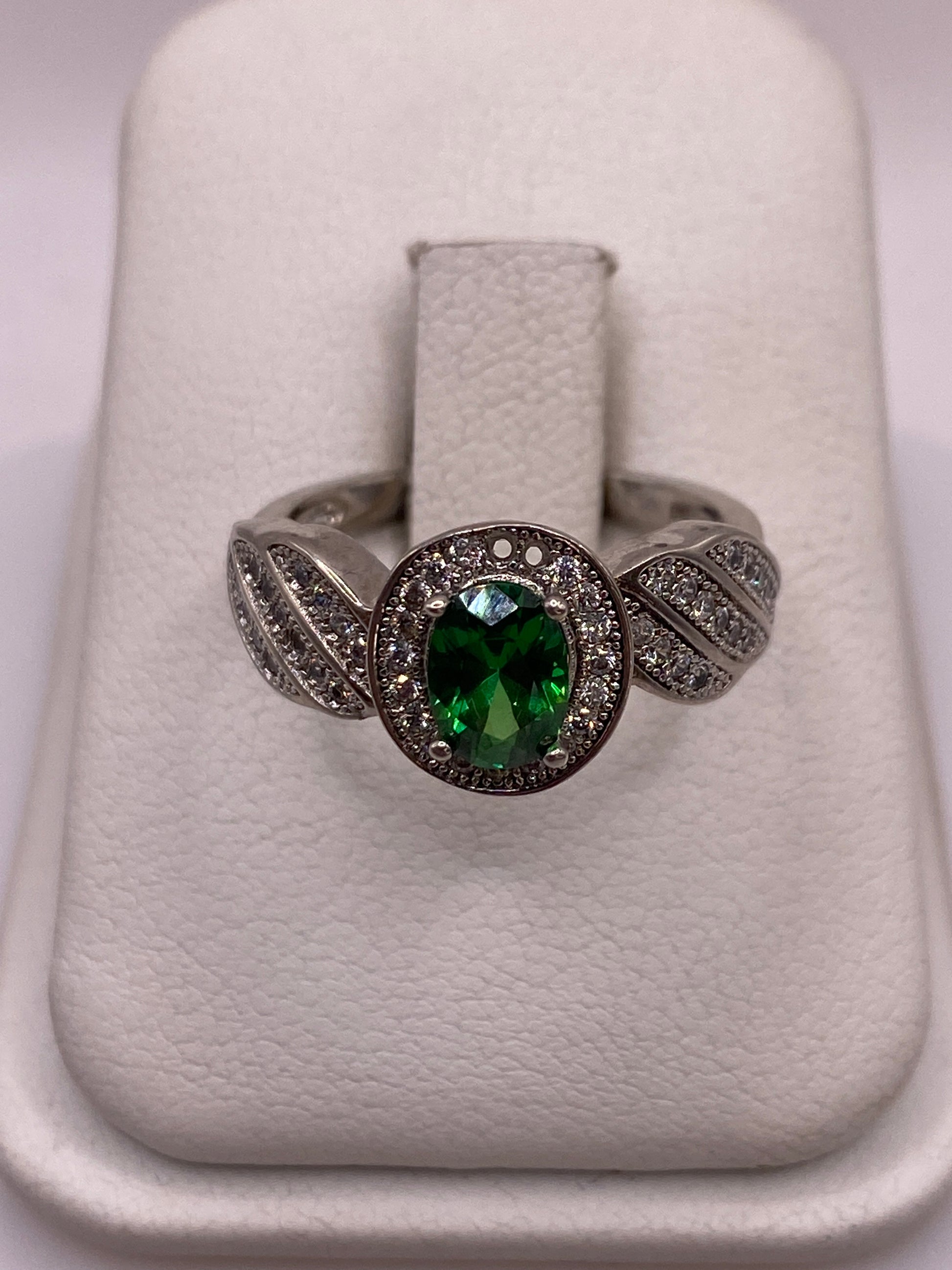 Anillo de plata .925 con circonia verde ovalada y halo blanco en estuche