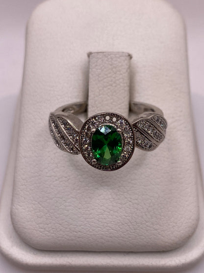 Anillo de plata .925 con circonia verde ovalada y halo blanco en estuche