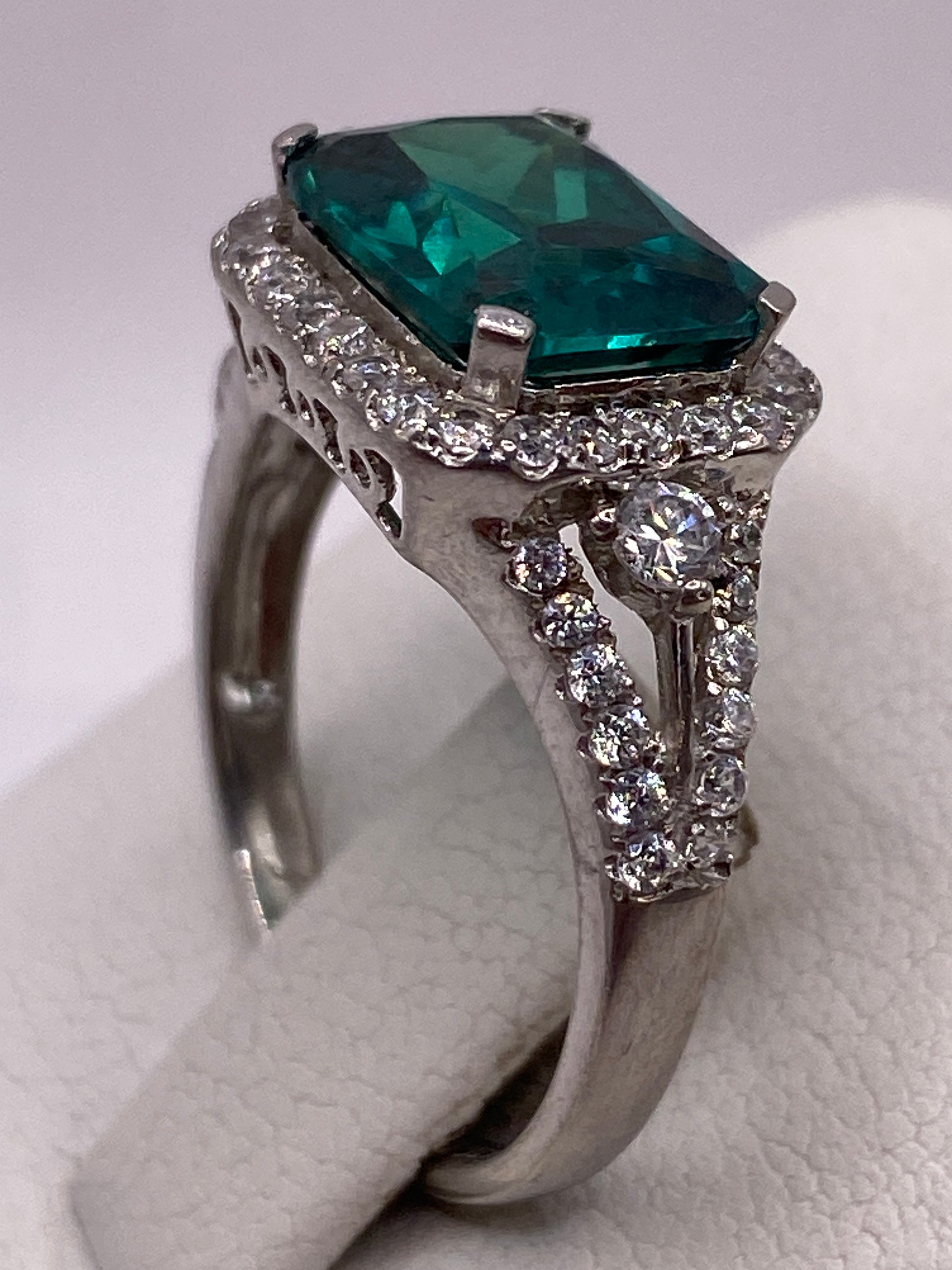 Detalle del engaste de circonia verde en prong setting de plata .925