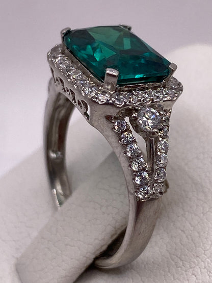 Detalle del engaste de circonia verde en prong setting de plata .925