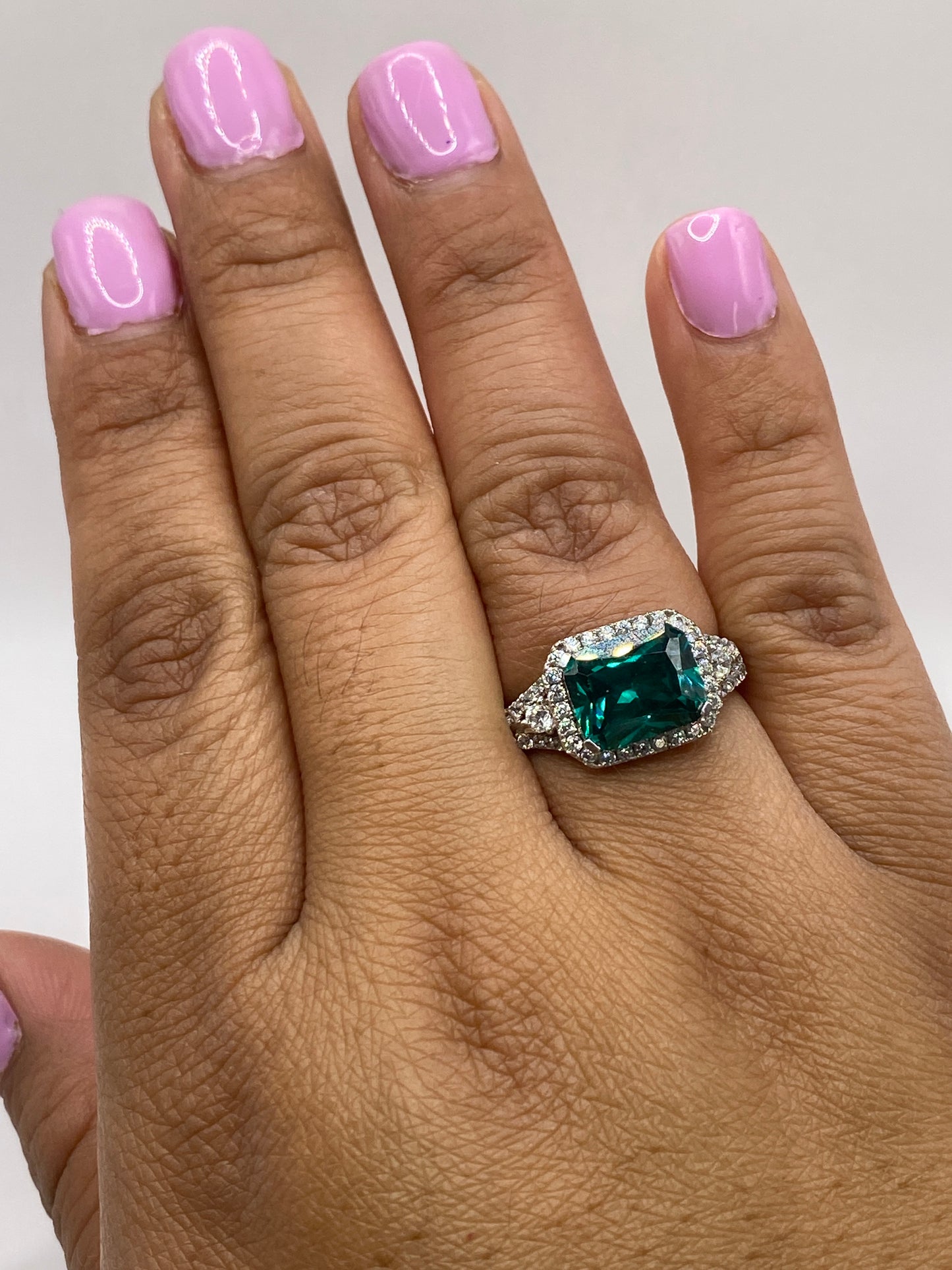 Anillo solitario en fondo blanco mostrando el sello 925 de Taxco