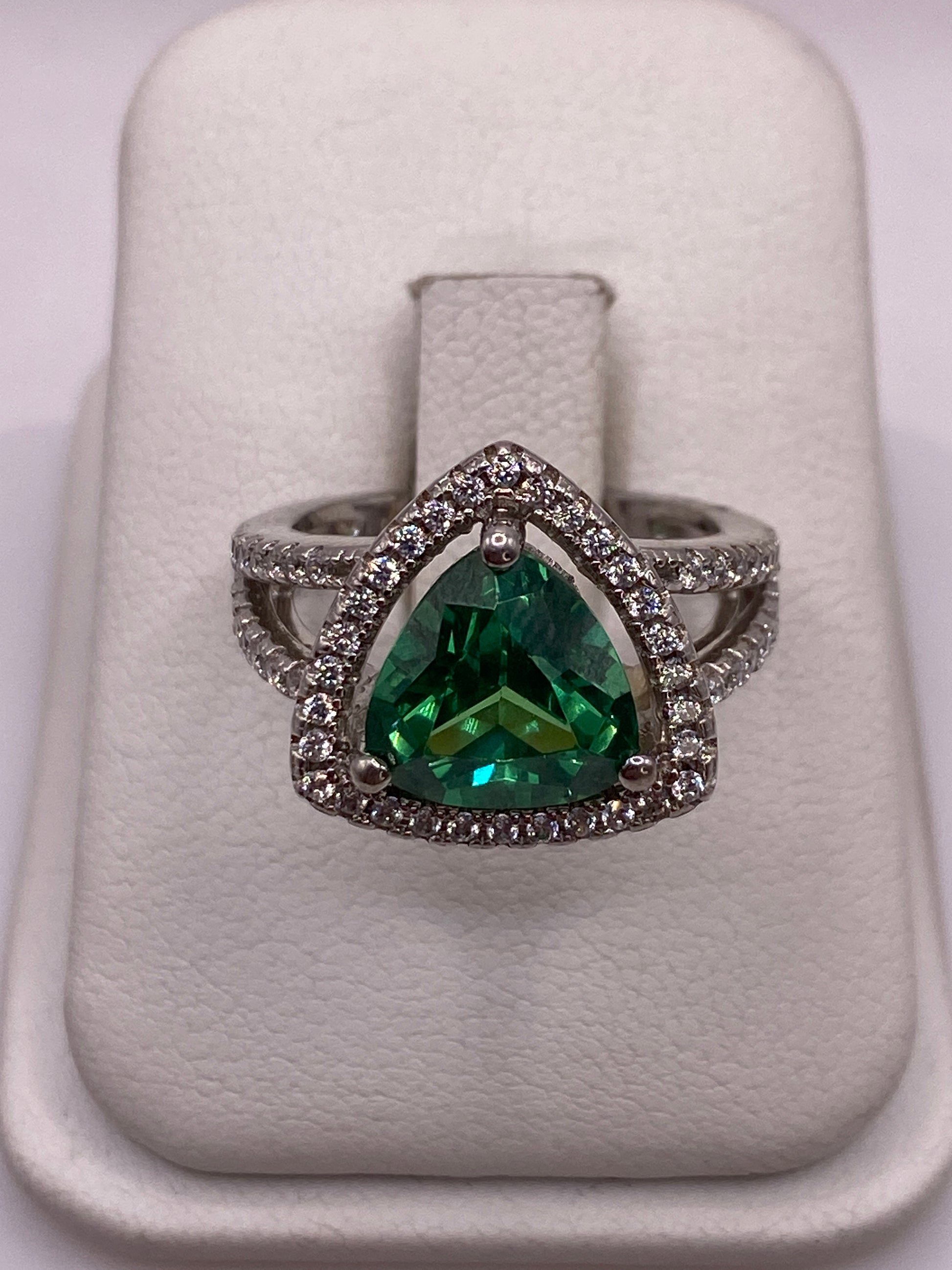 Anillo de plata .925 con circonia verde brillante, talla 6, visto de frente sobre display blanco