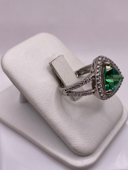Detalle lateral del anillo solitario mostrando el engaste de la circonia verde en plata pura