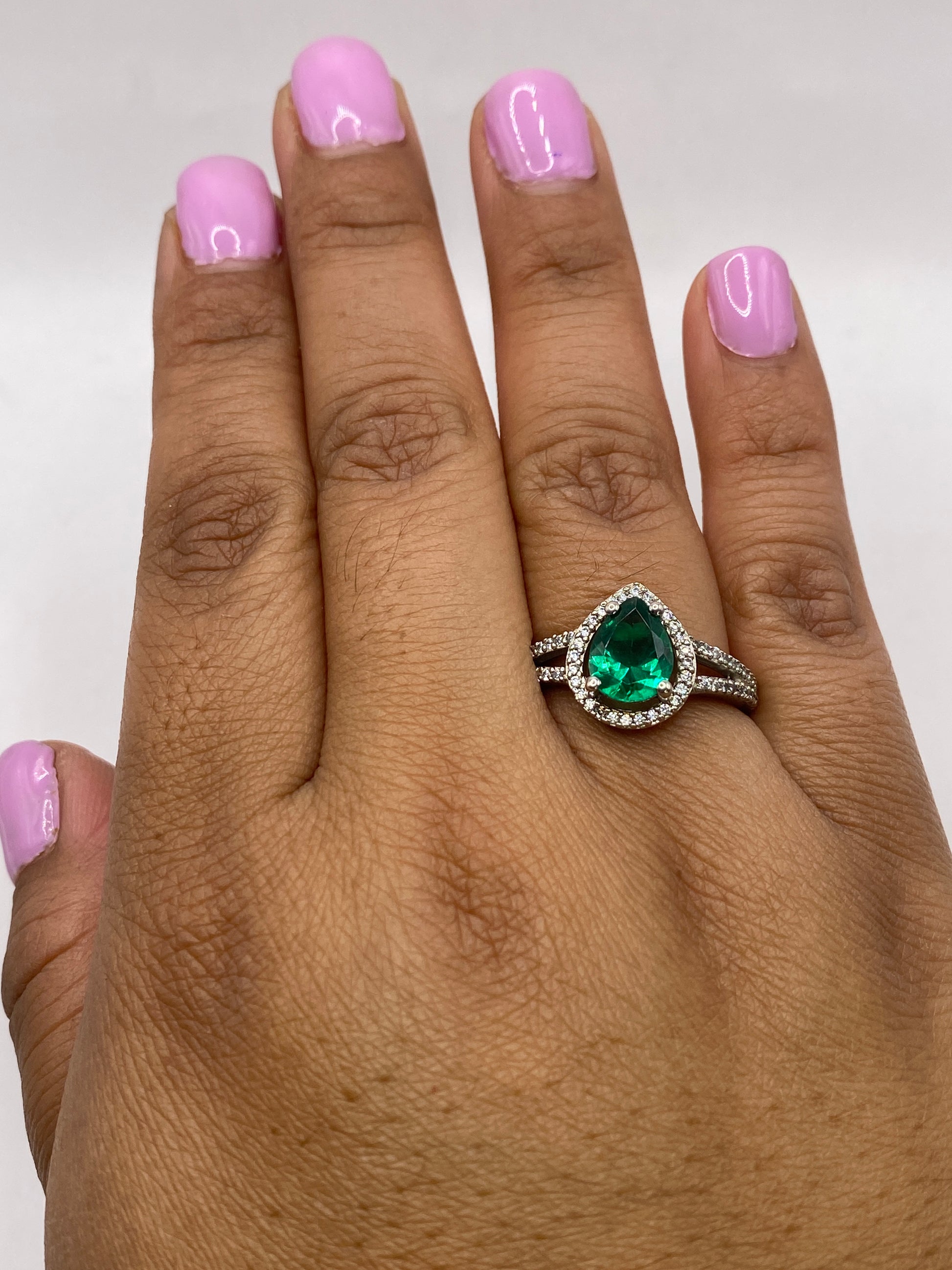Anillo en dedo mostrando el brillo intenso de la piedra verde