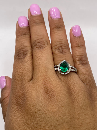 Anillo en dedo mostrando el brillo intenso de la piedra verde