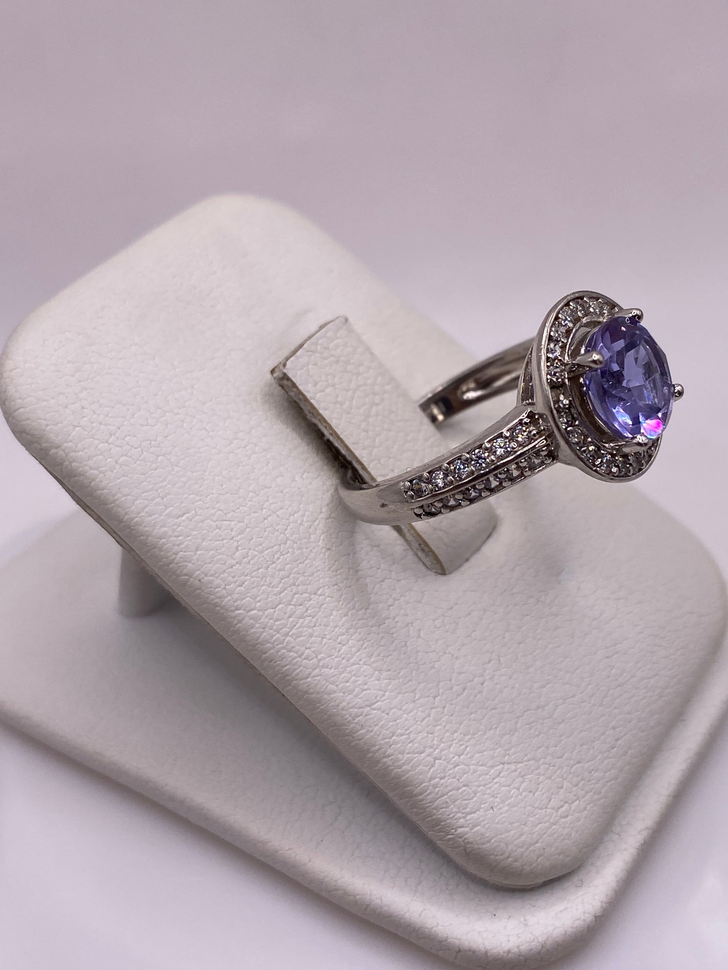 Vista frontal del anillo circonia morada con halo de brillantes en plata .925