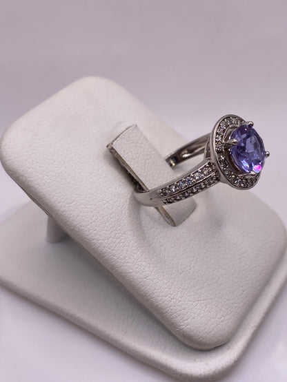 Vista frontal del anillo circonia morada con halo de brillantes en plata .925