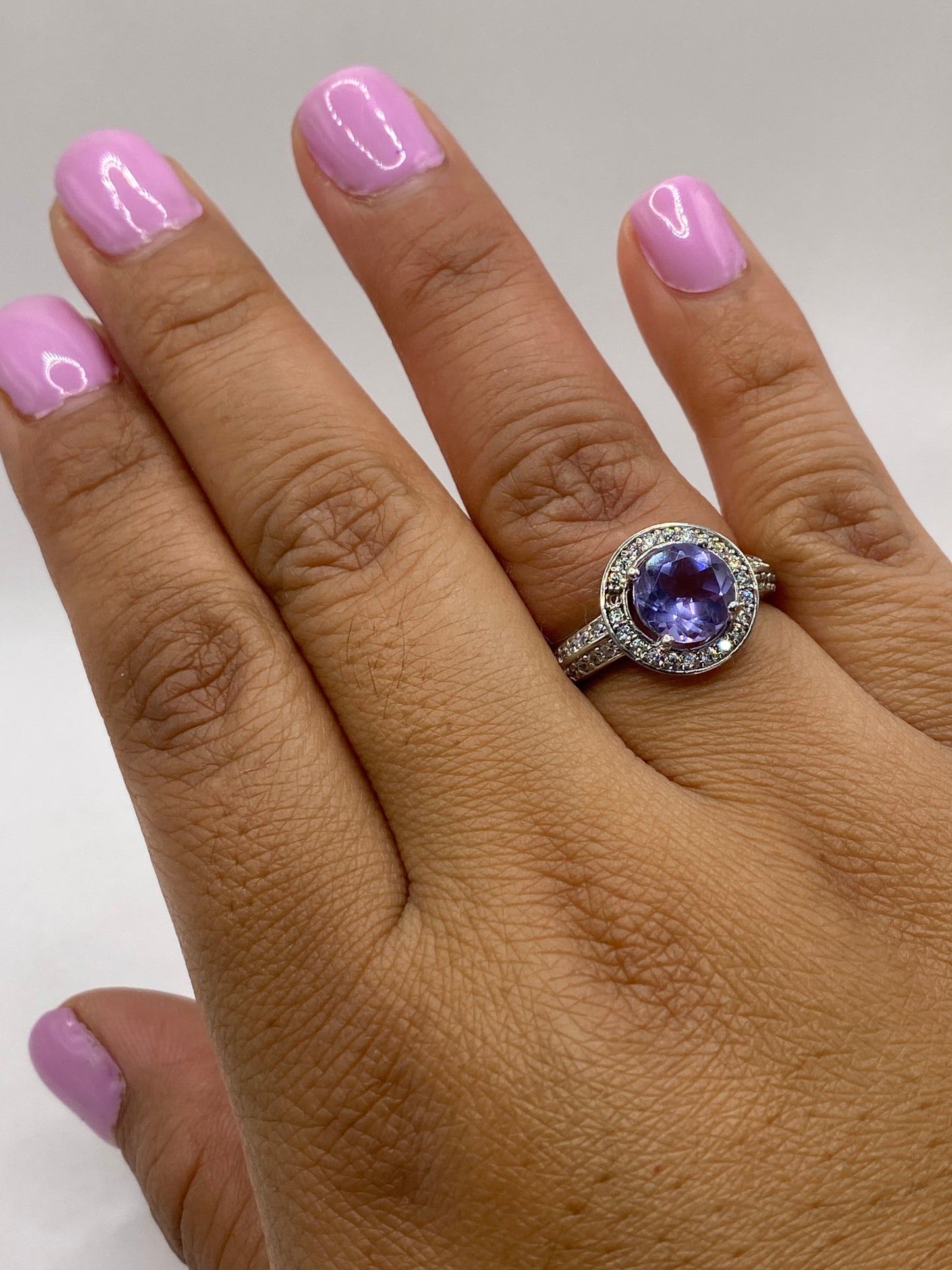 Anillo solitario morado sobre fondo blanco mostrando sello .925