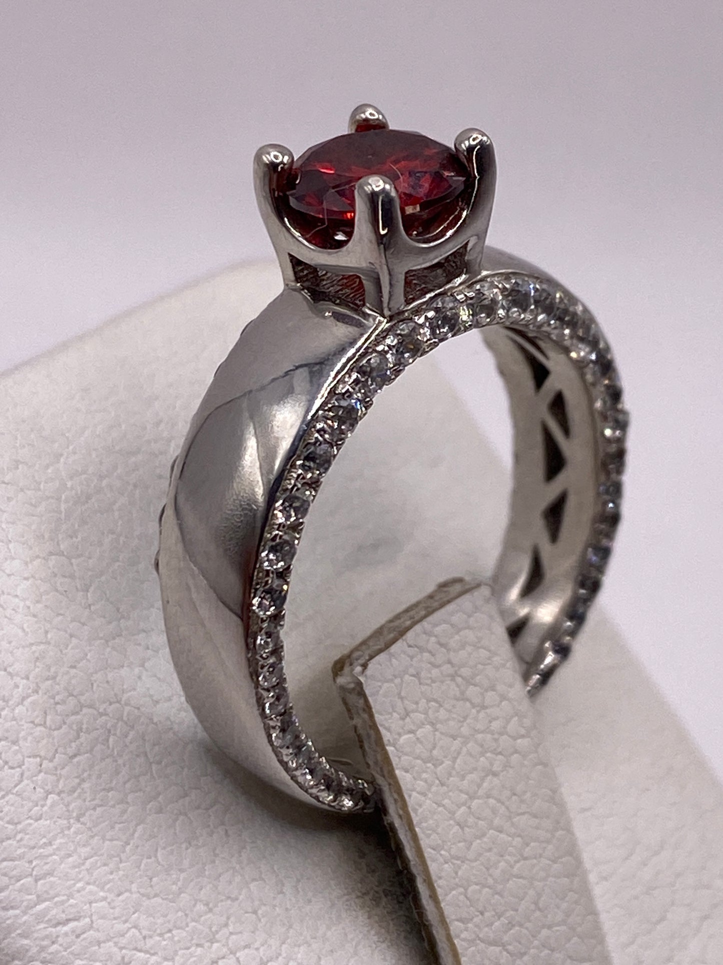 Detalle lateral del anillo con banda texturizada de plata de Taxco