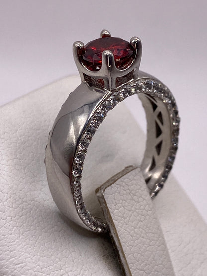 Detalle lateral del anillo con banda texturizada de plata de Taxco