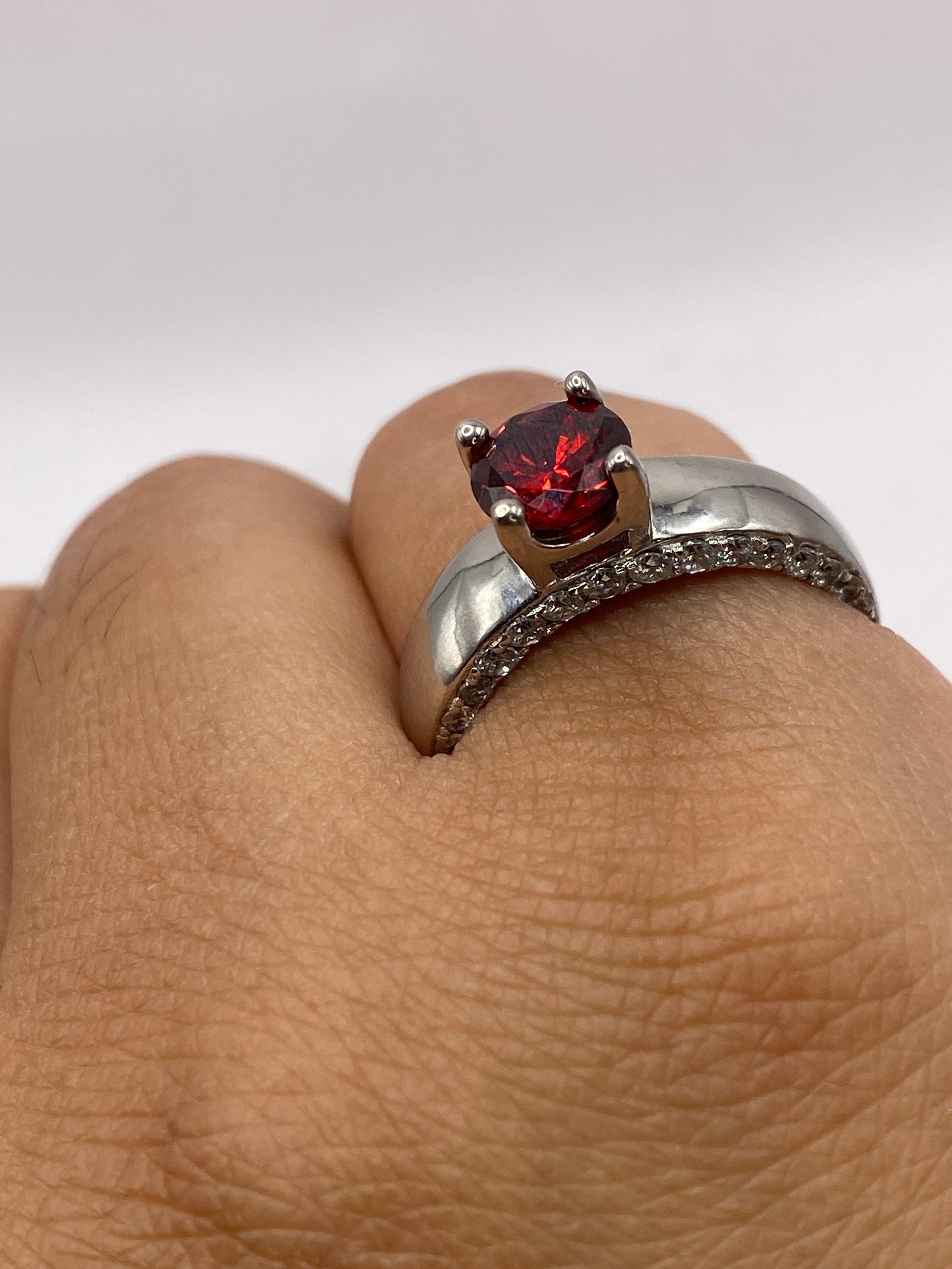 Anillo solitario sobre fondo blanco mostrando el sello 925 TGT