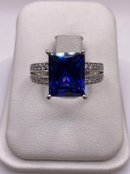Anillo de plata solitario con circonia azul cuadrada y circonias blancas laterales