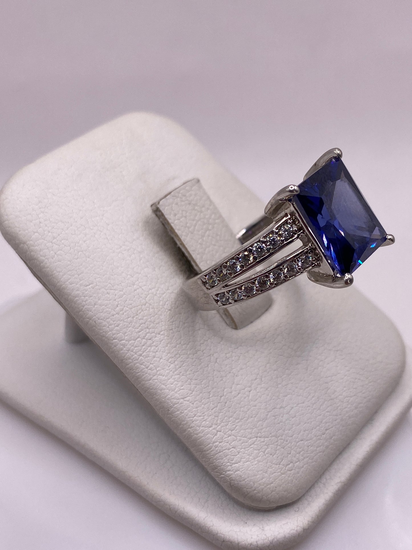 Vista frontal del anillo azul de plata .925 mostrando el brillo de la piedra central