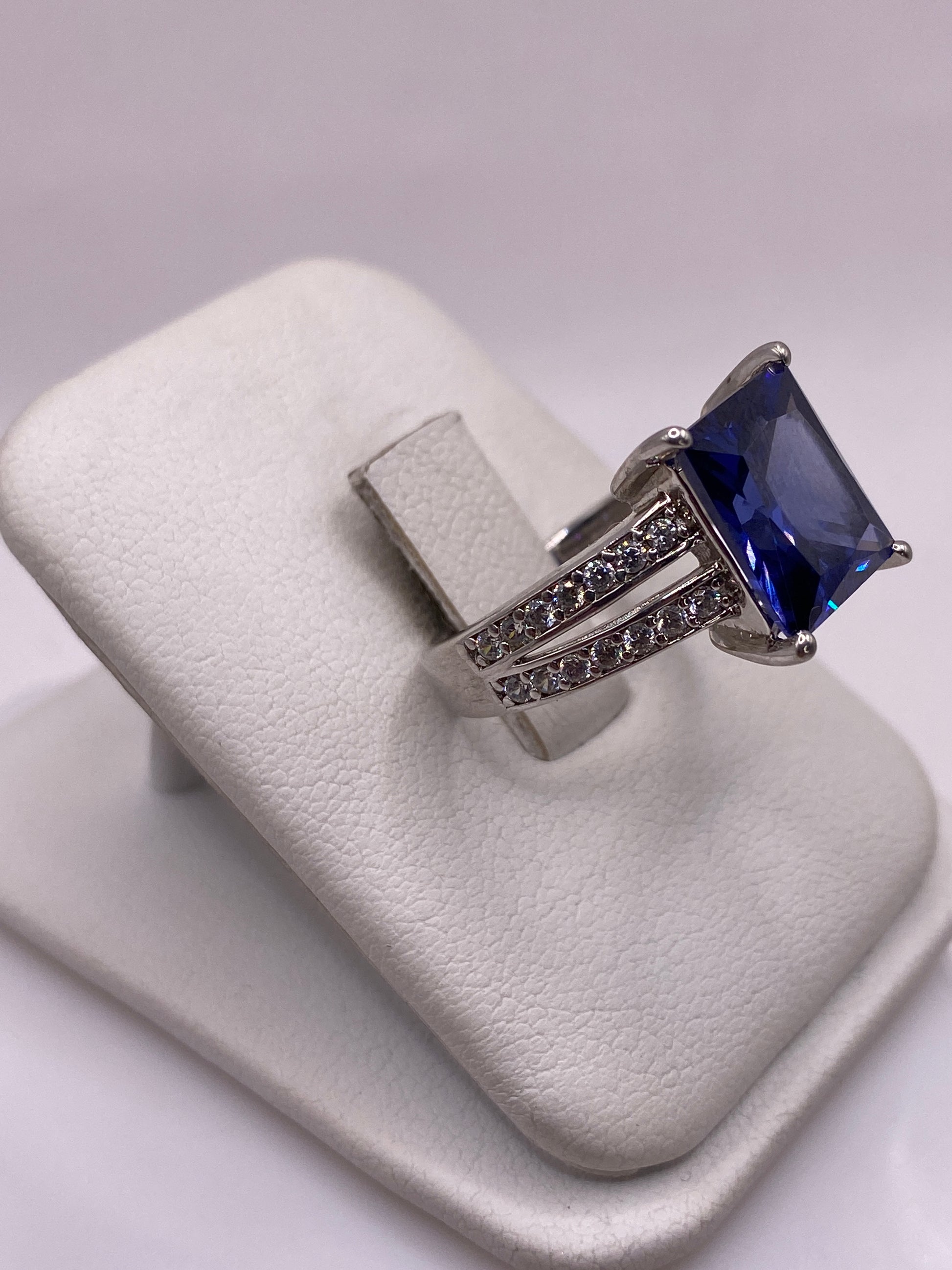 Vista frontal del anillo azul de plata .925 mostrando el brillo de la piedra central