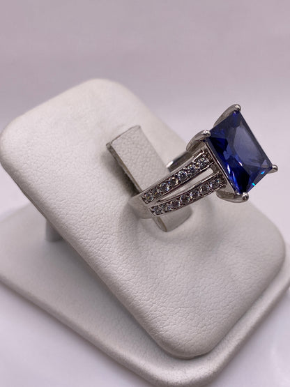 Vista frontal del anillo azul de plata .925 mostrando el brillo de la piedra central