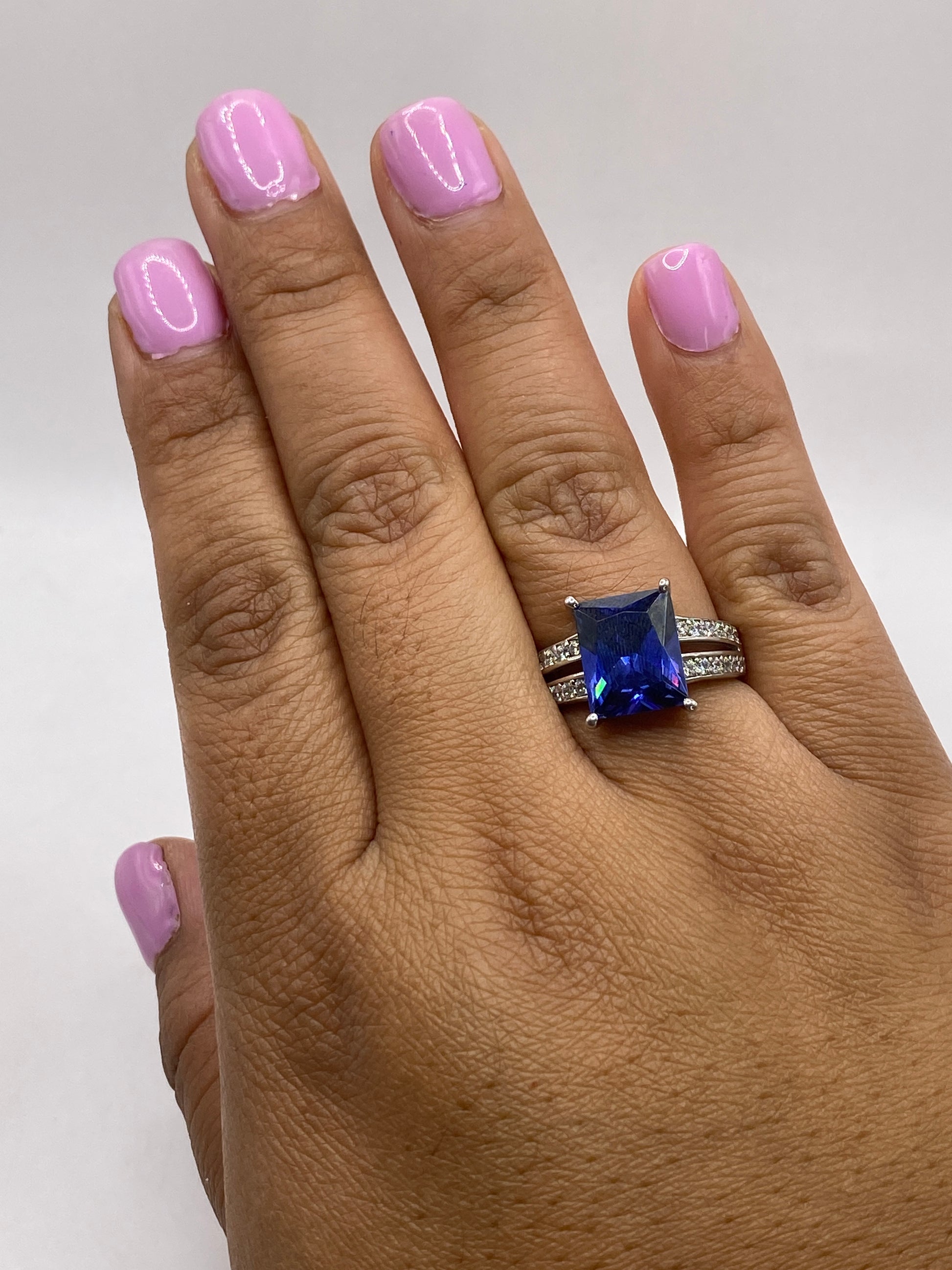 Anillo en la mano sobre fondo blanco mostrando el sello 925 interior y el peso de 5.4 gramos